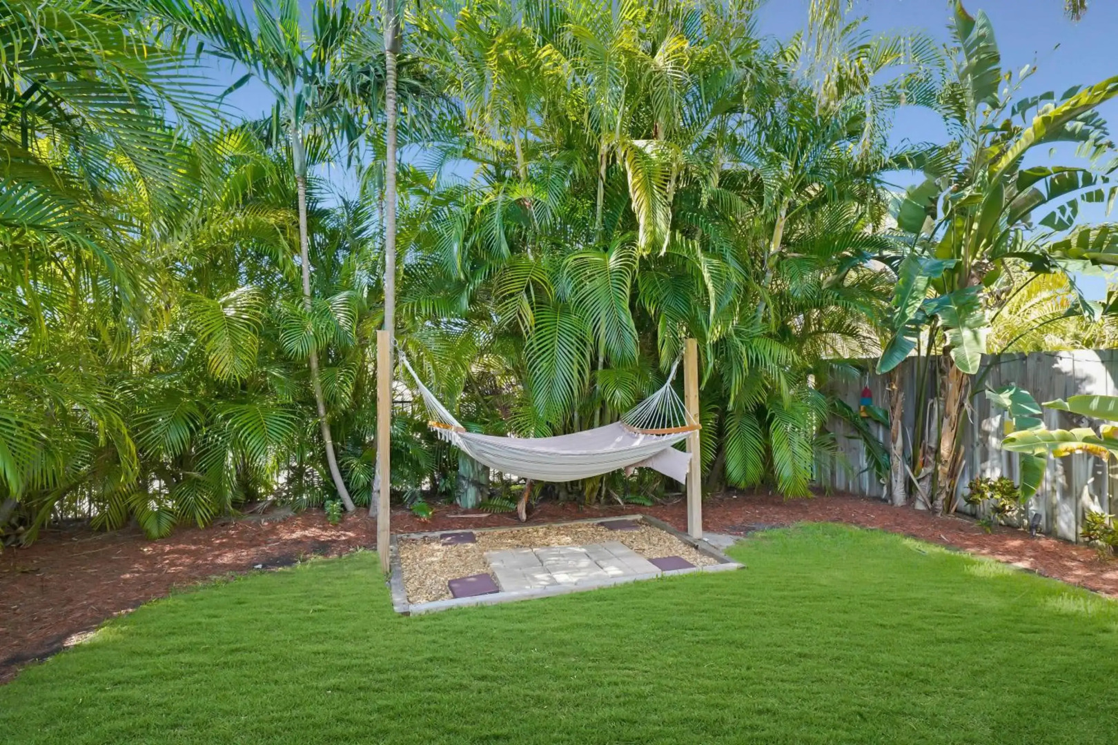 Apartment 1 block from beach and shops