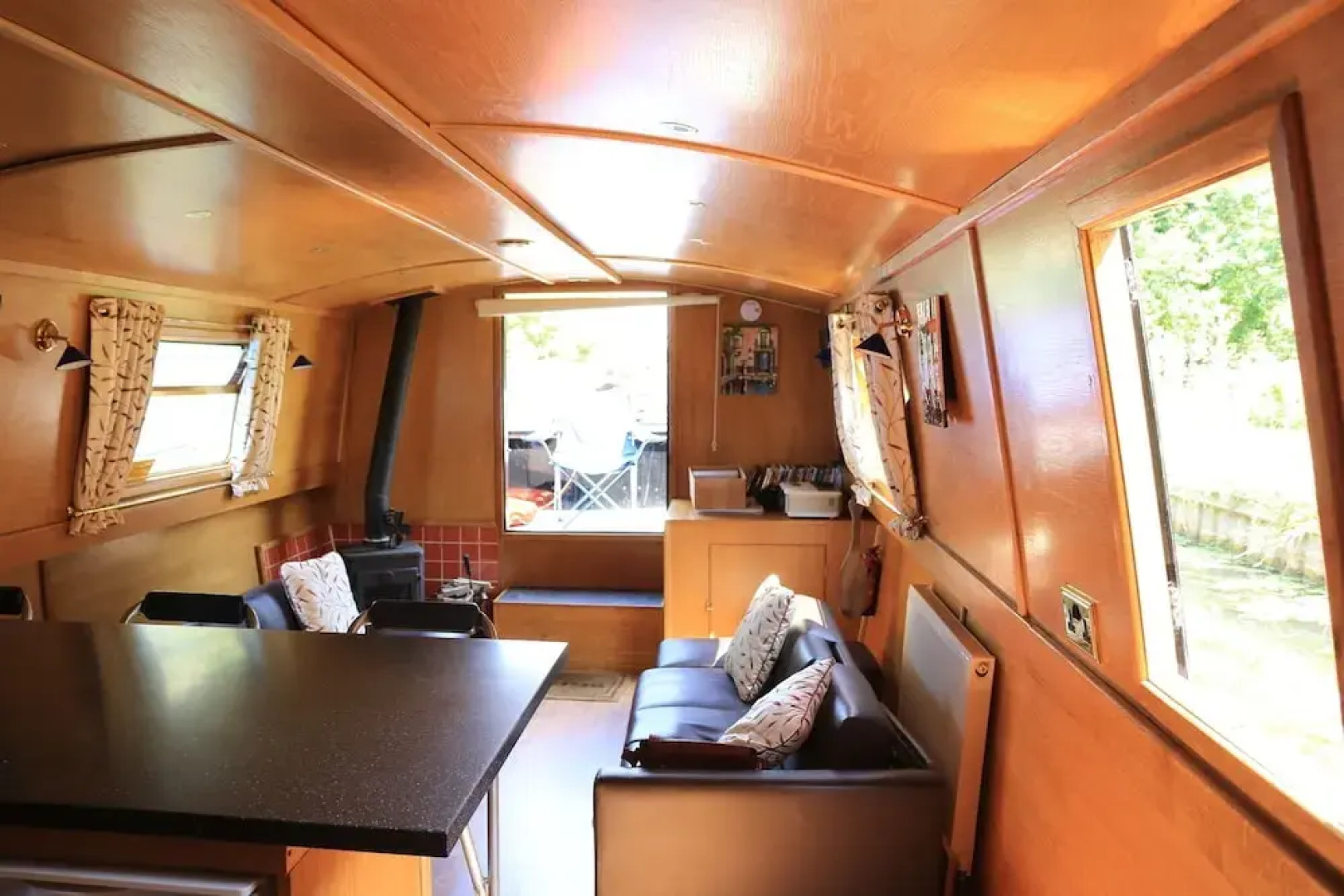Idyllic Houseboat - Sleeps Six