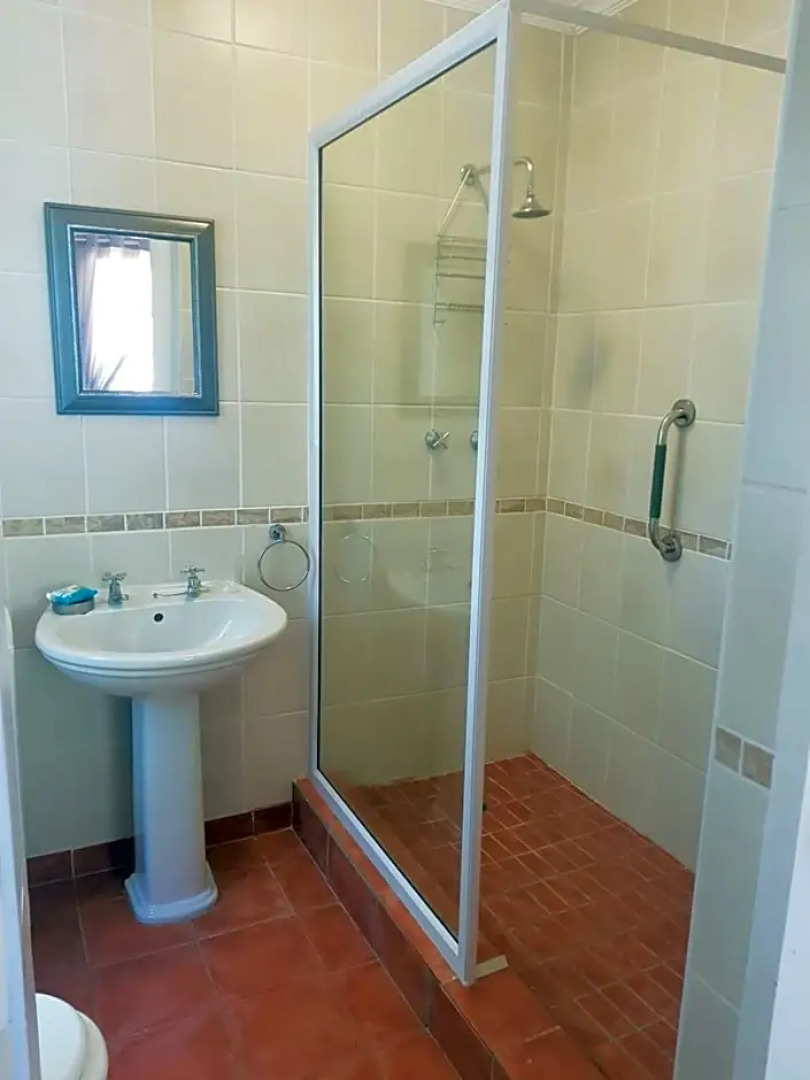 Roses And Pebbles B & B Guest House