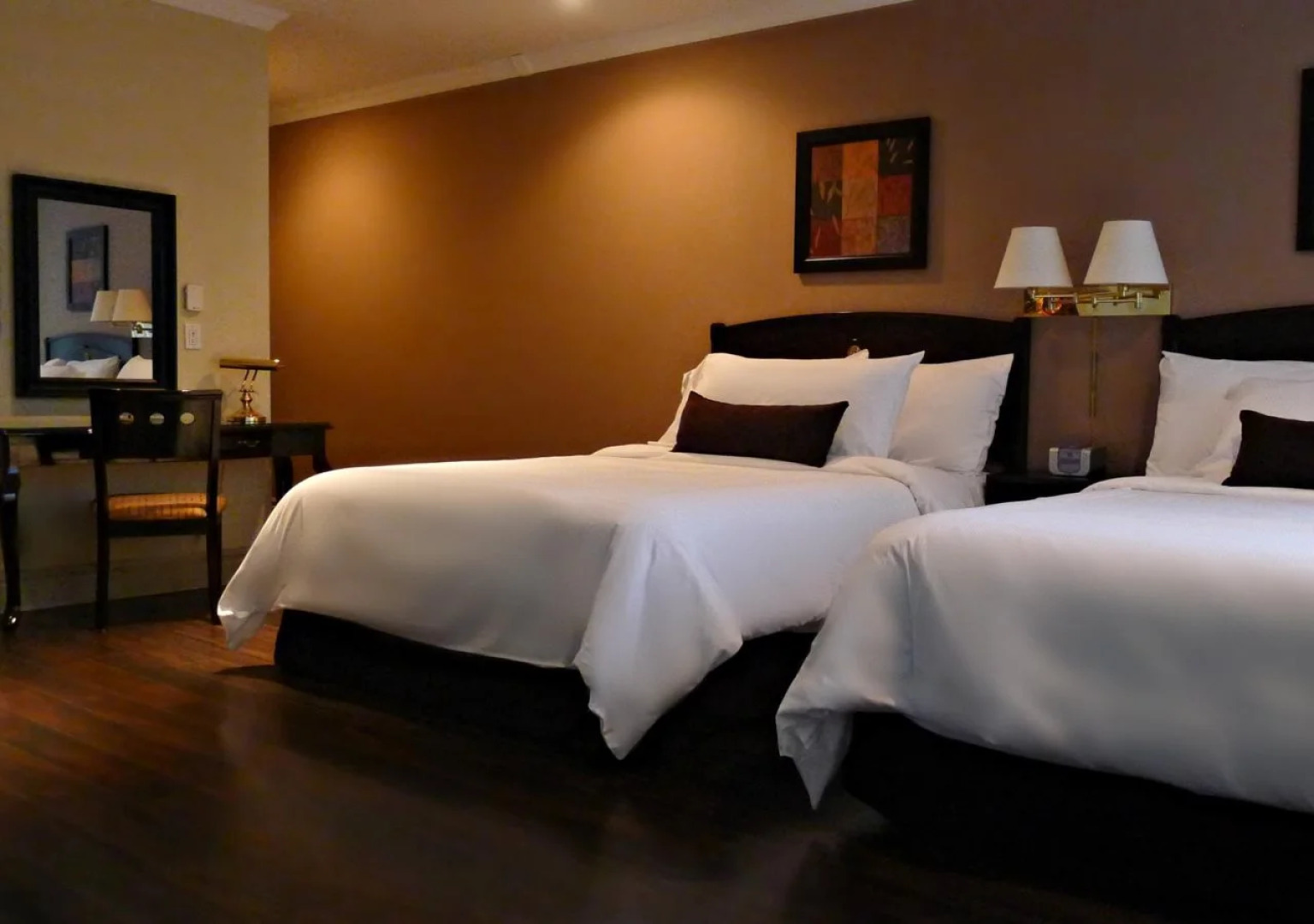 Grand Hotel & Suites