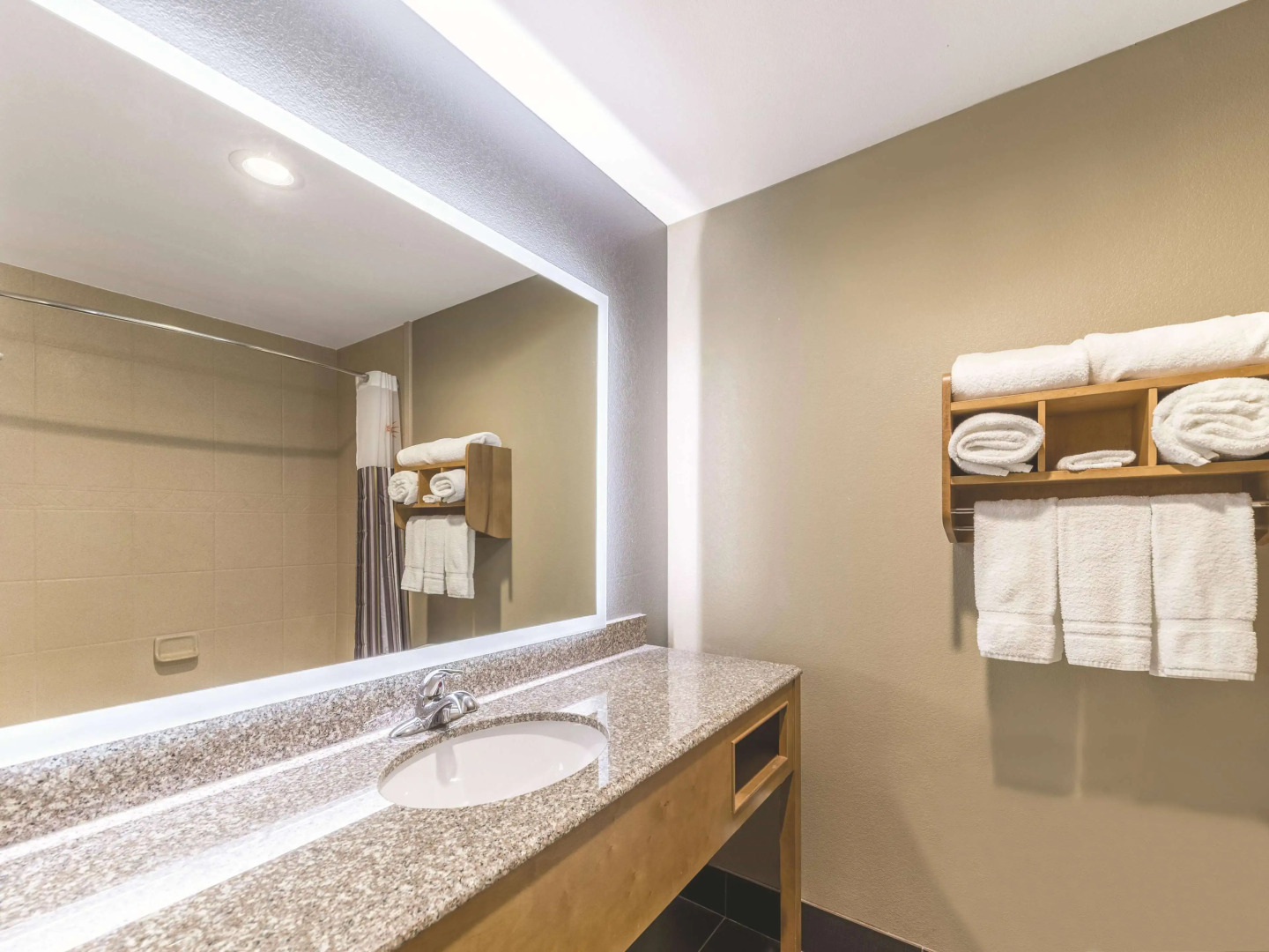 La Quinta Inn & Suites by Wyndham Tulsa - Catoosa Route 66