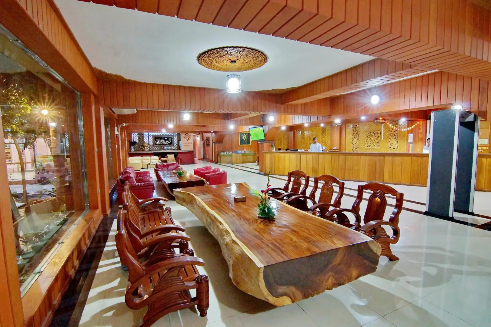 E-Outfitting Golden Country Hotel