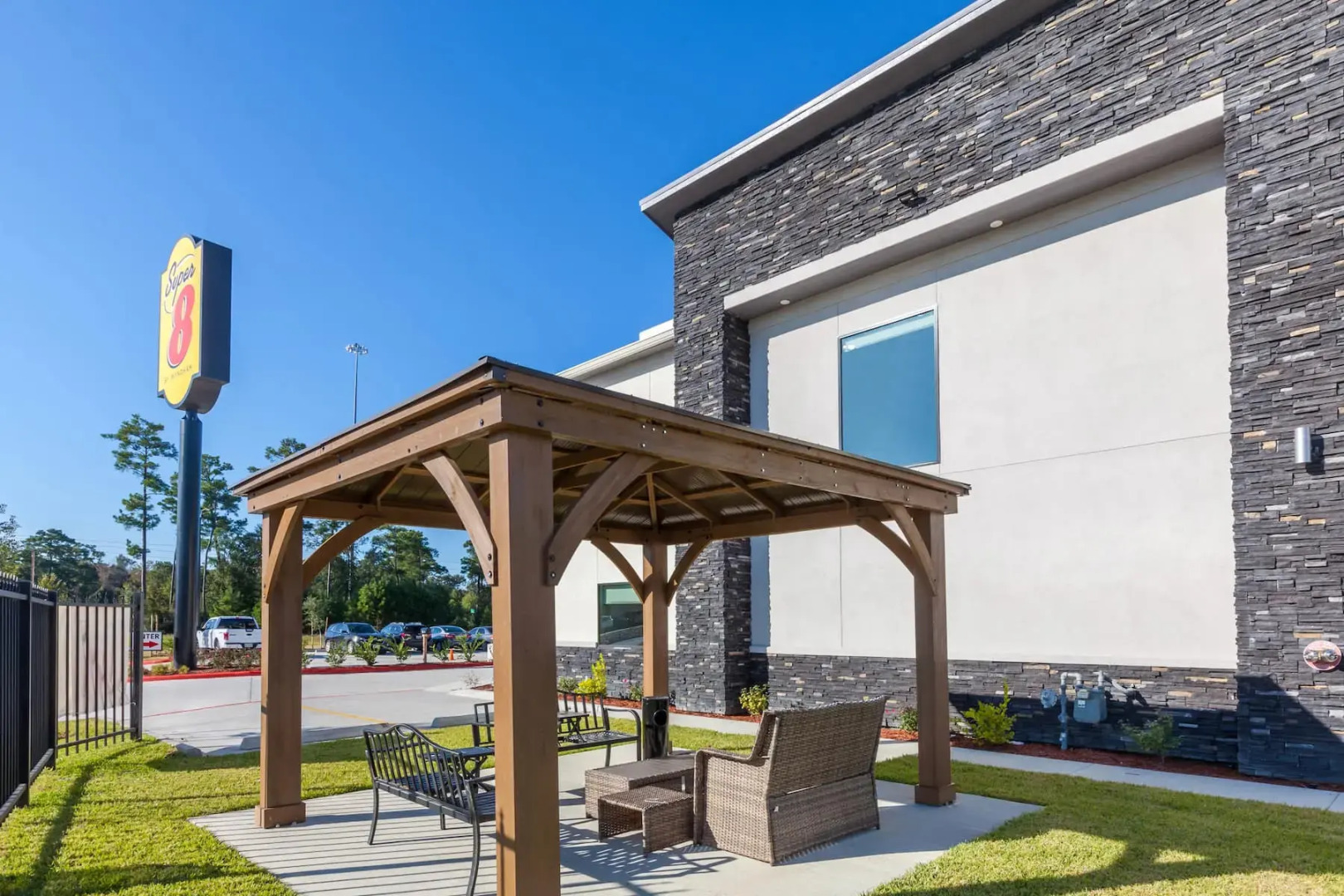 Super 8 by Wyndham Kingwood Houston North