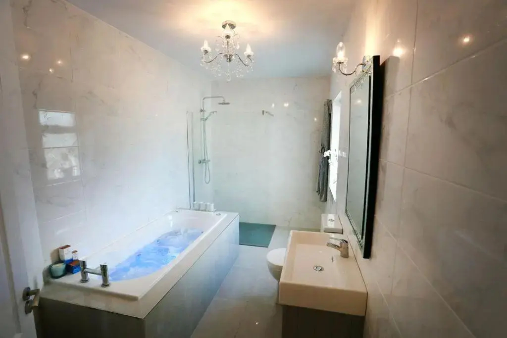 Luxury 6 Bedroom Spiddal Villa, Jacuzzi, Balcony