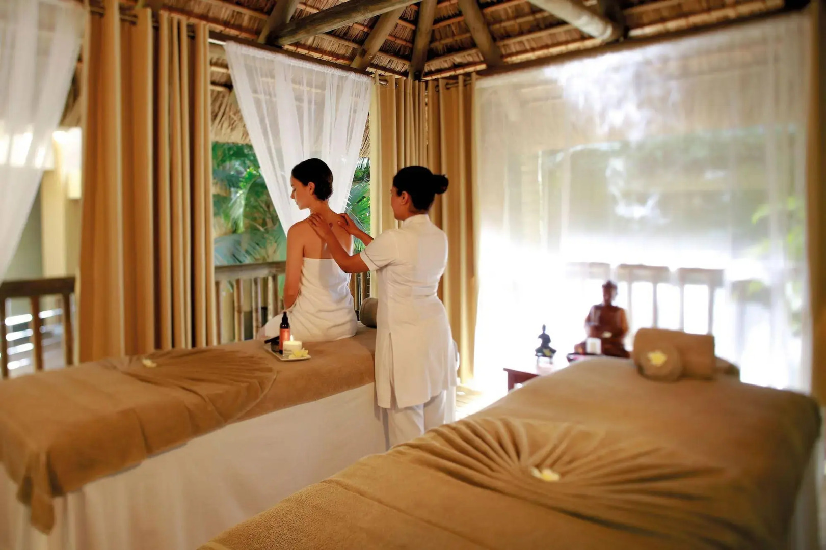 Victoria Beachcomber Resort & Spa