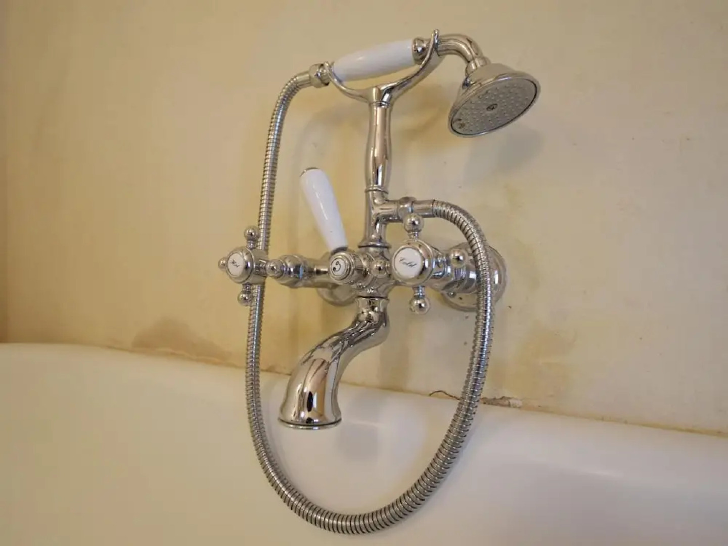 Castle Wing Situated in the Heart of a Quiet