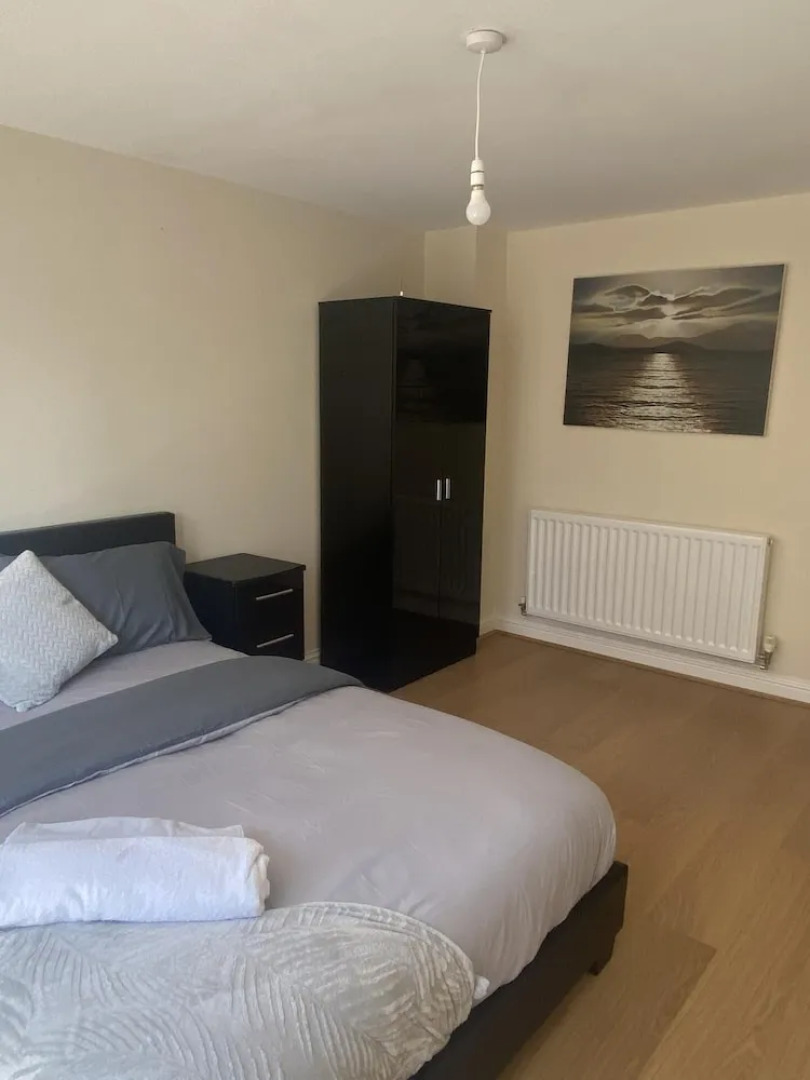 Beautiful 4 Bedroom Home With Parking by Lakeside