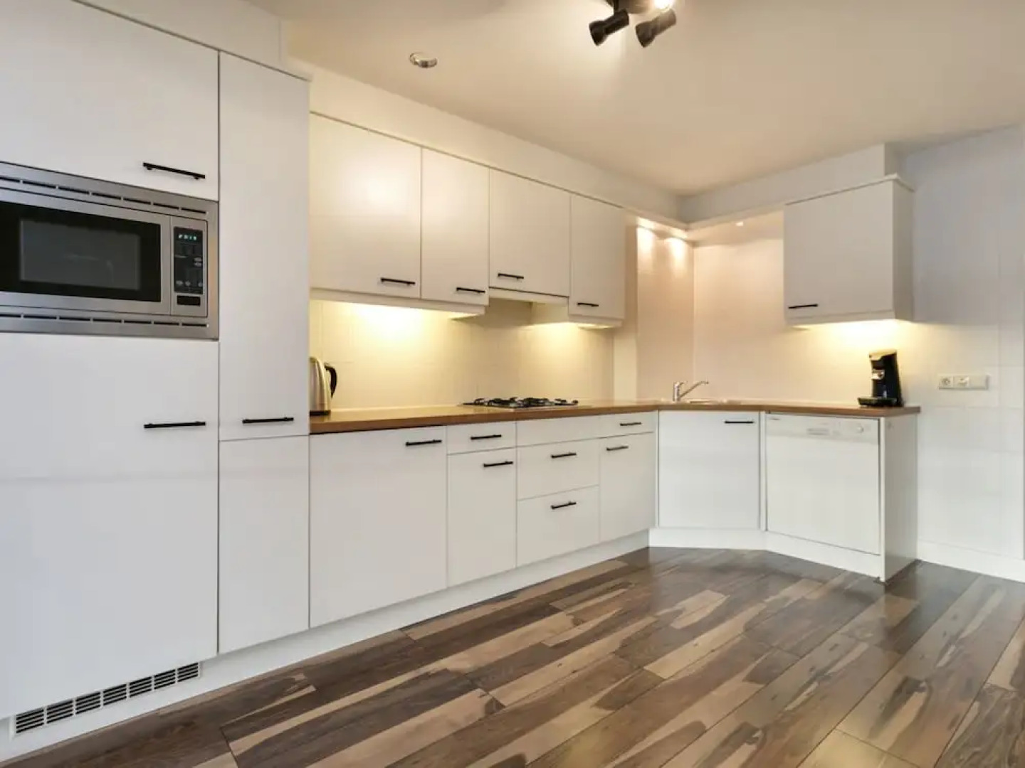 Spacious Luxury Apartment With Beautiful Views of the Marina