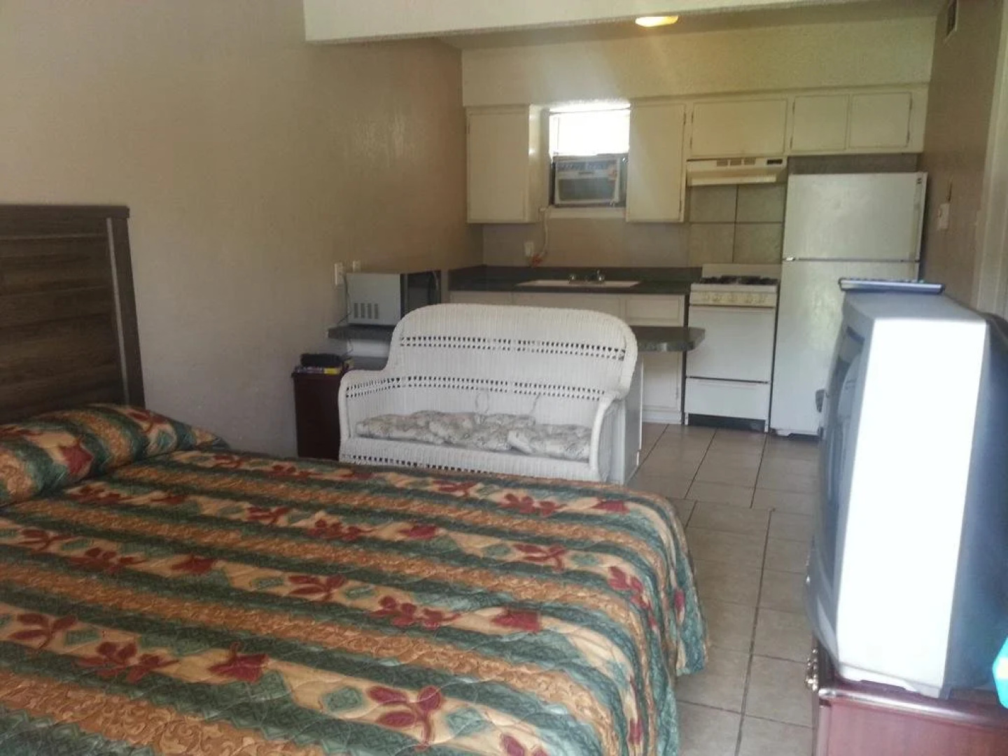 Executive Inn  Suites