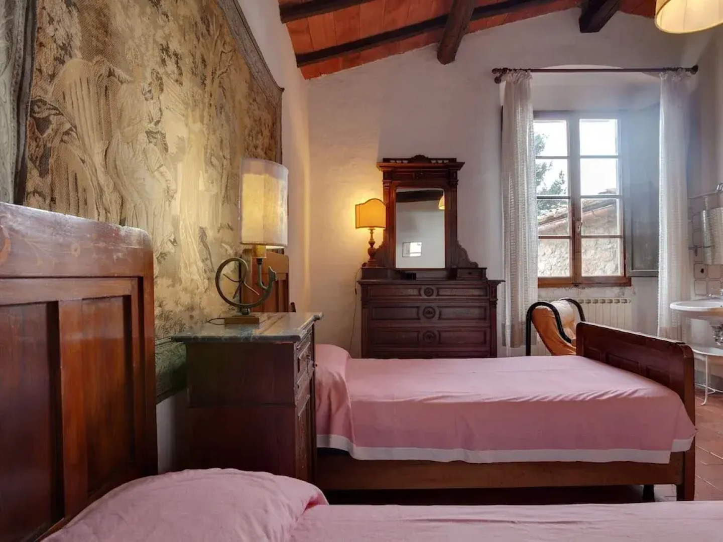 Hillside Retreat With a View