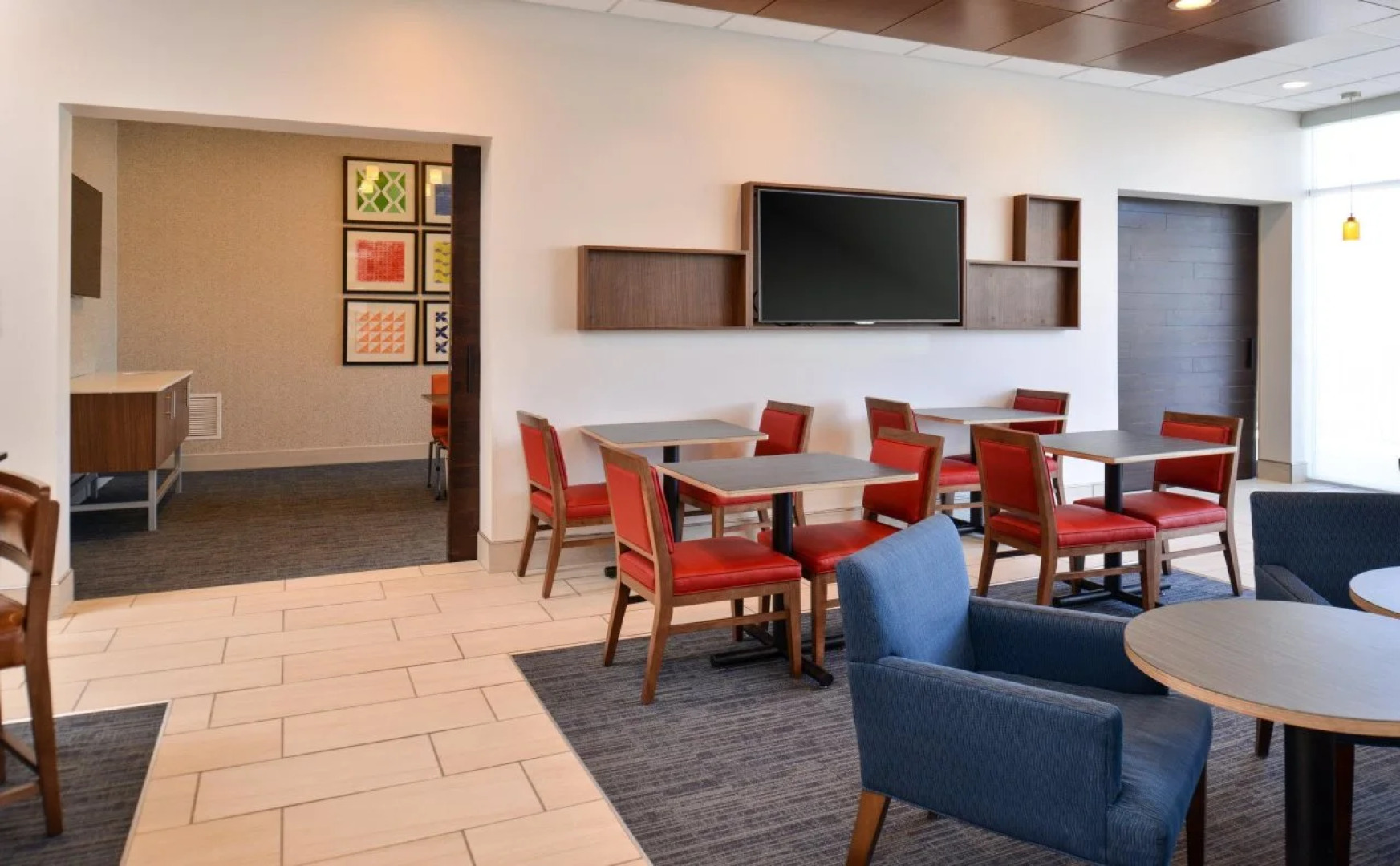 Holiday Inn Express & Suites Farmington Hills - Detroit by IHG