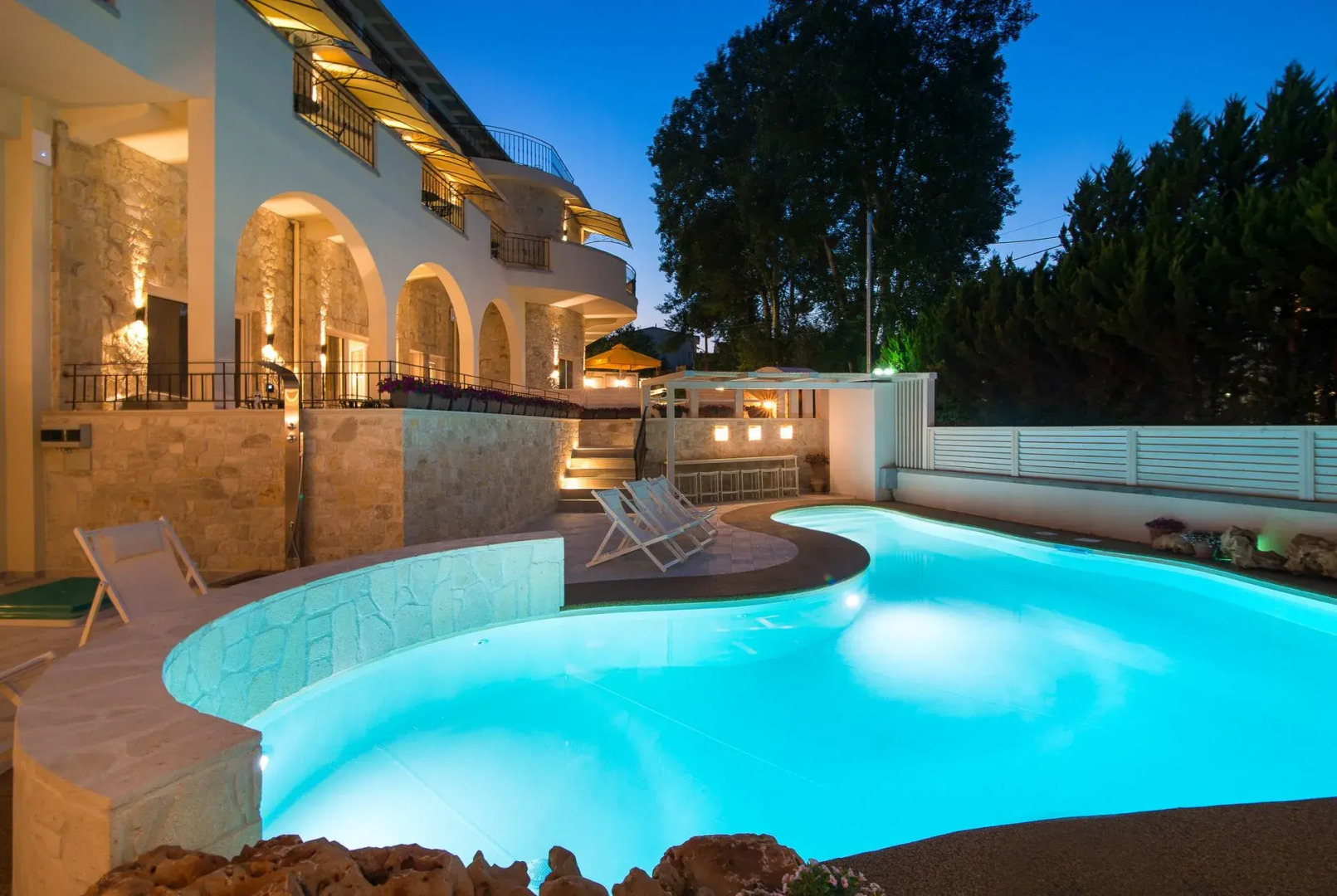 Neikos Luxury Suites