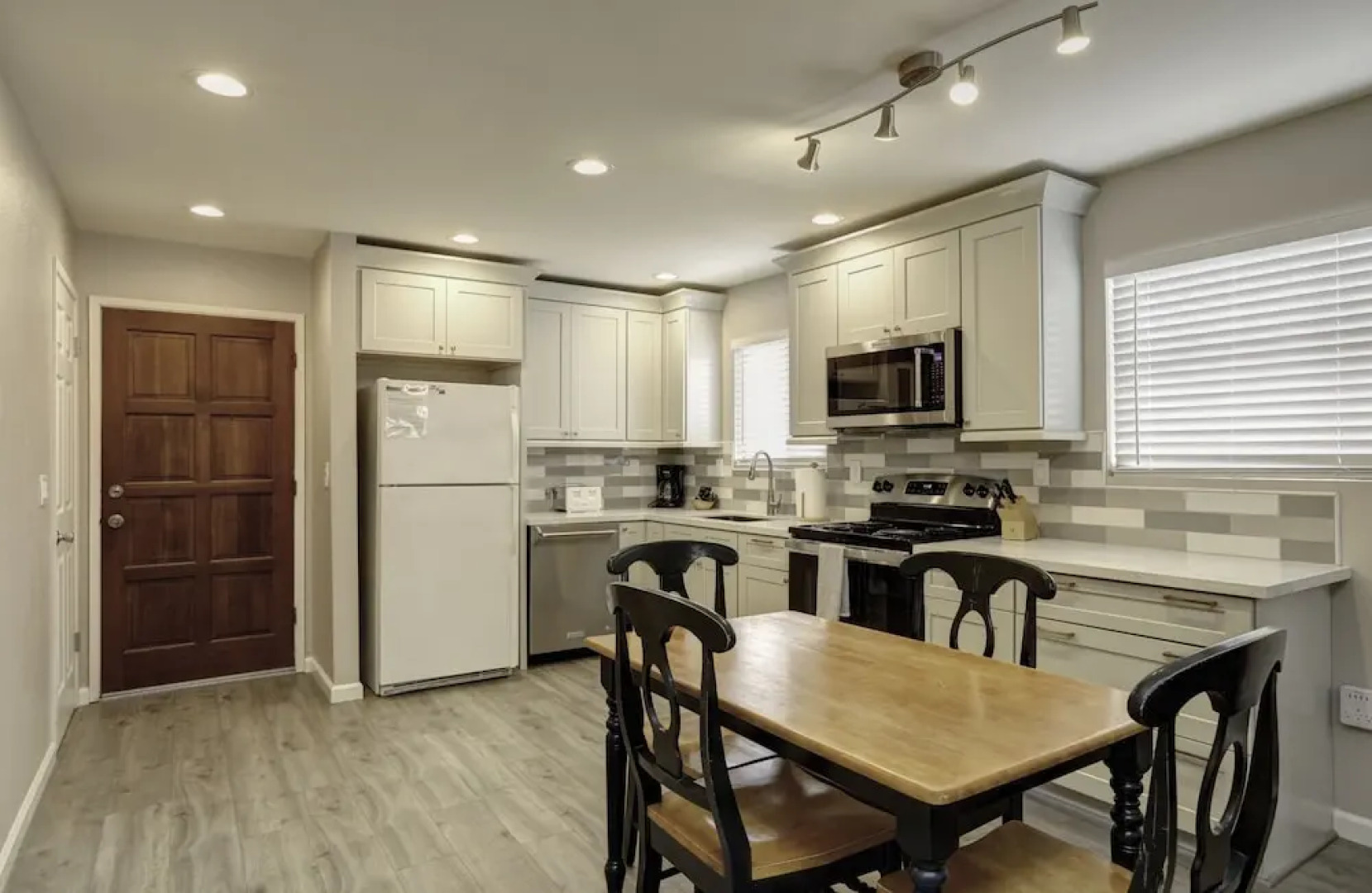 220 #7 Ocean View Ave 2 Bedroom Condo by Redawning