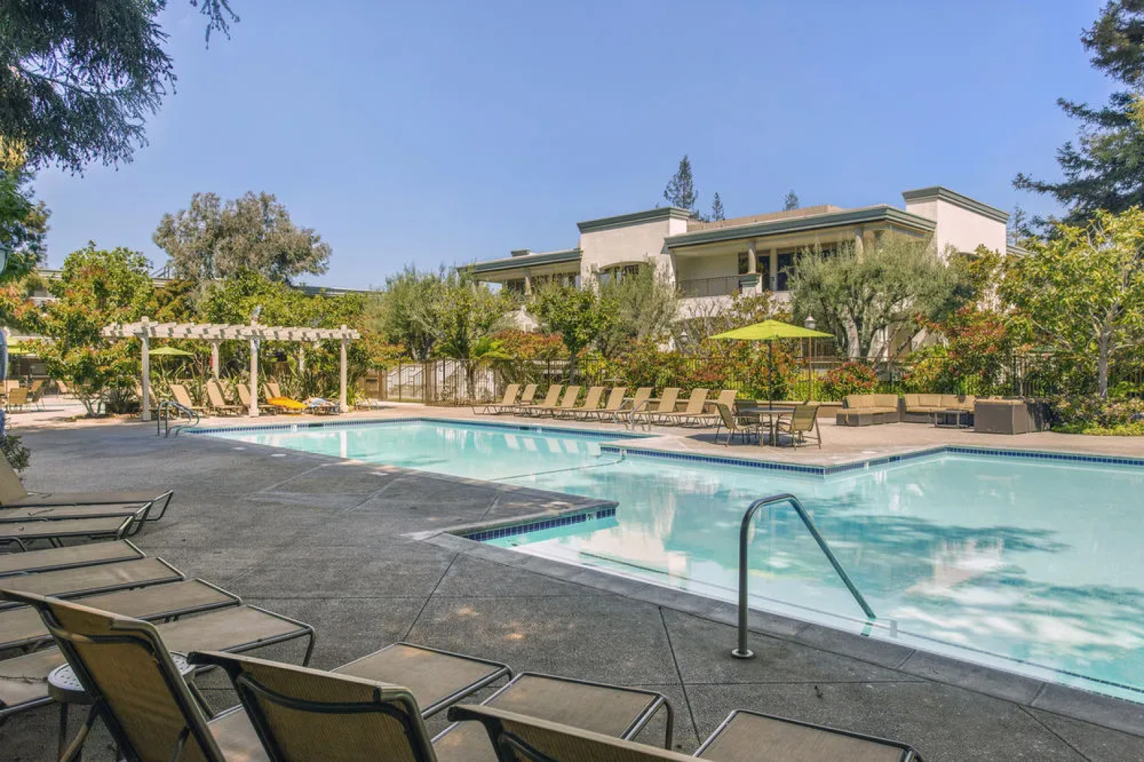 Oakwood Eaves Mountain View at Middlefield