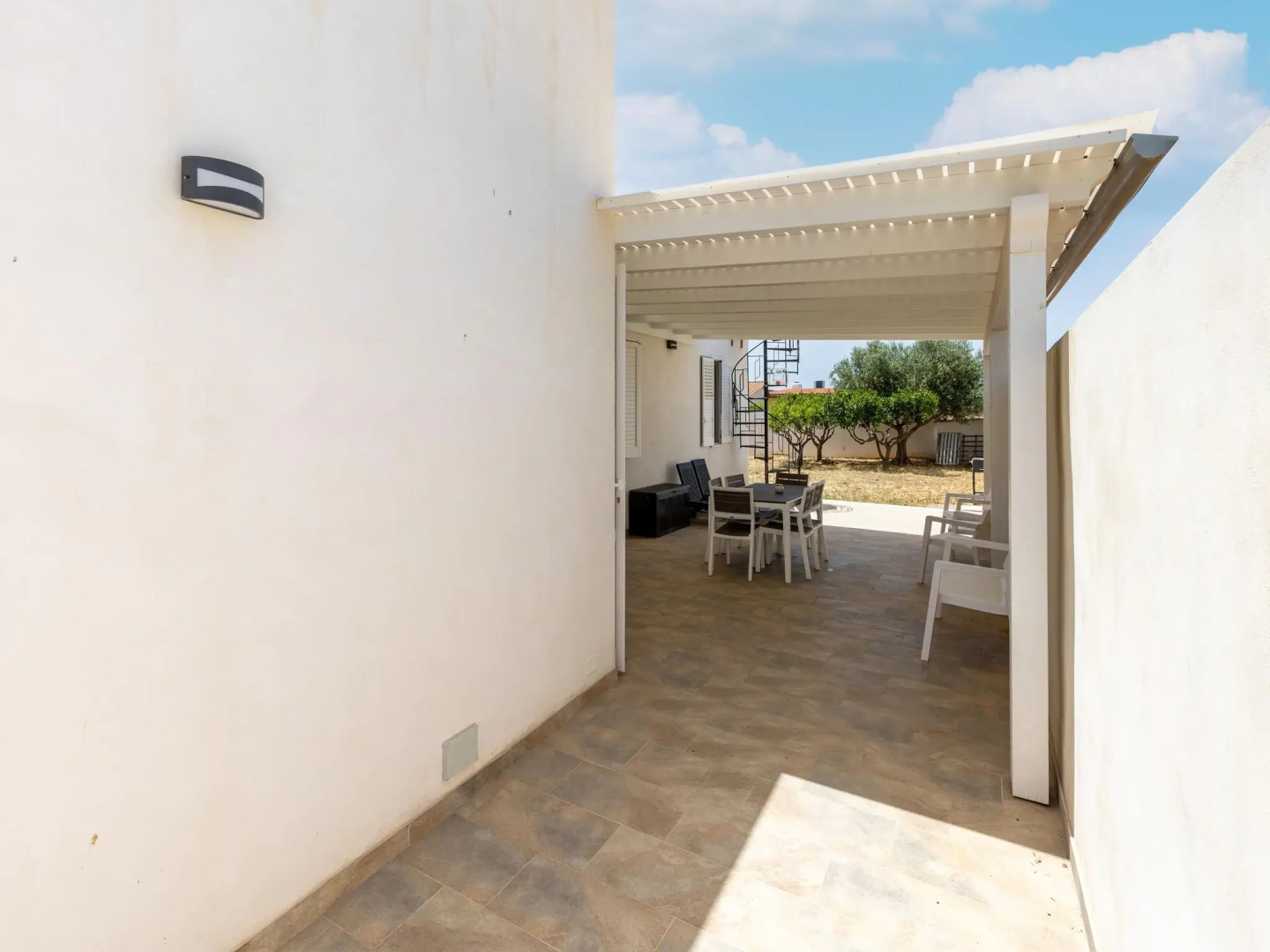 Detached villa with air conditioning