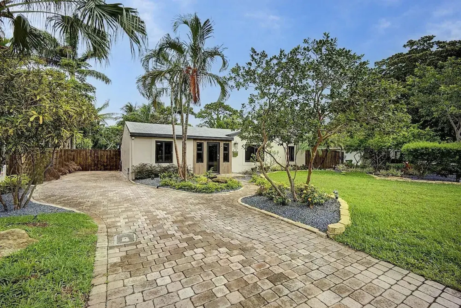 Fantastic 3 Bedroom Heated Salt Pool Home 3 Blocks From Wilton Drive