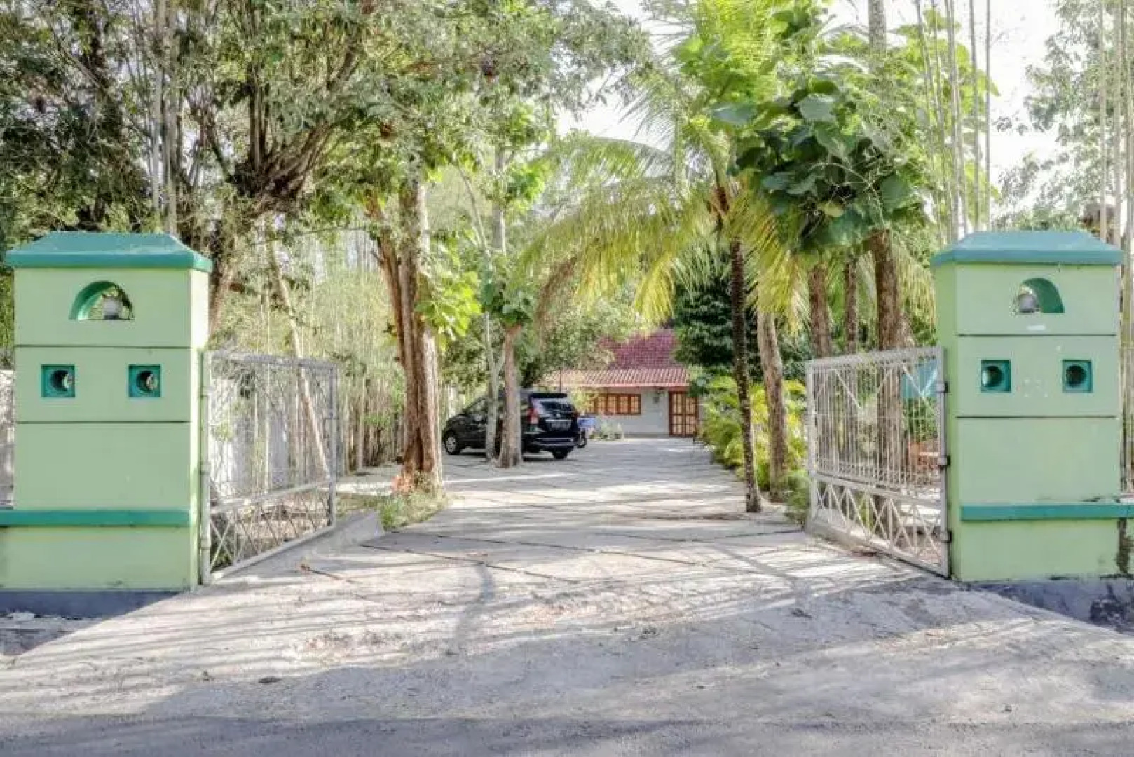 Omah Nggunung Cafe & Homestay by ZUZU