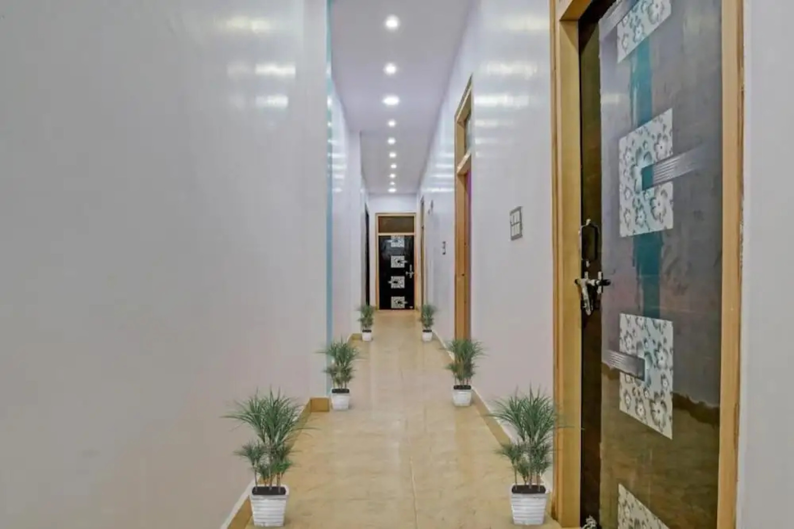 Goroomgo JSB Palace Varanasi