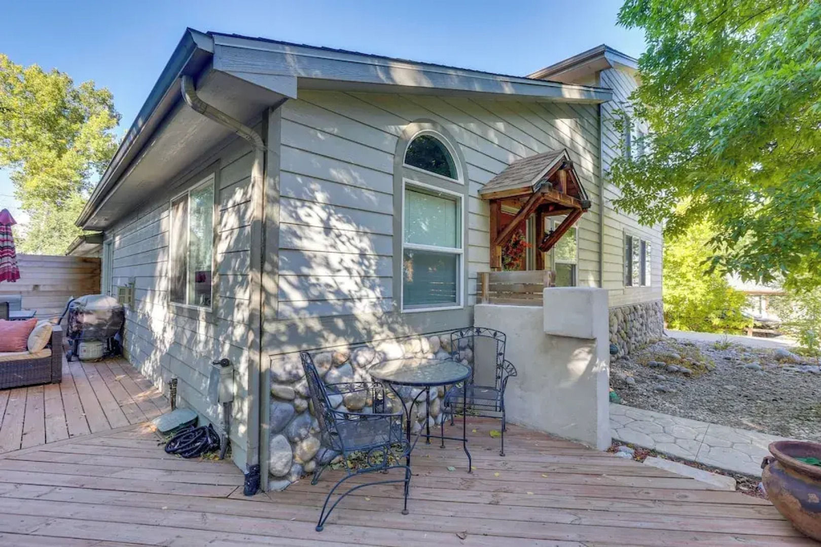 Near Red Rocks: Golden Getaway w/ Deck!