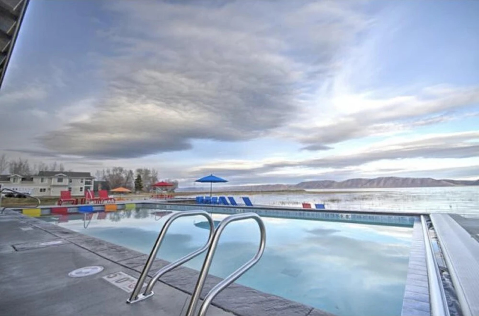 Beautiful Modern Lakefront Home - Private Beach Access, Clubhouse, Pool, & Hot Tub