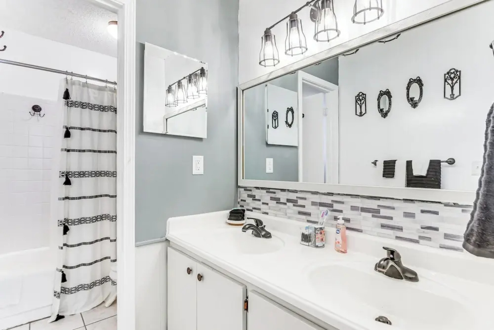 Poolside Oasis: 7 Mi to Pensacola Beach Boardwalk!