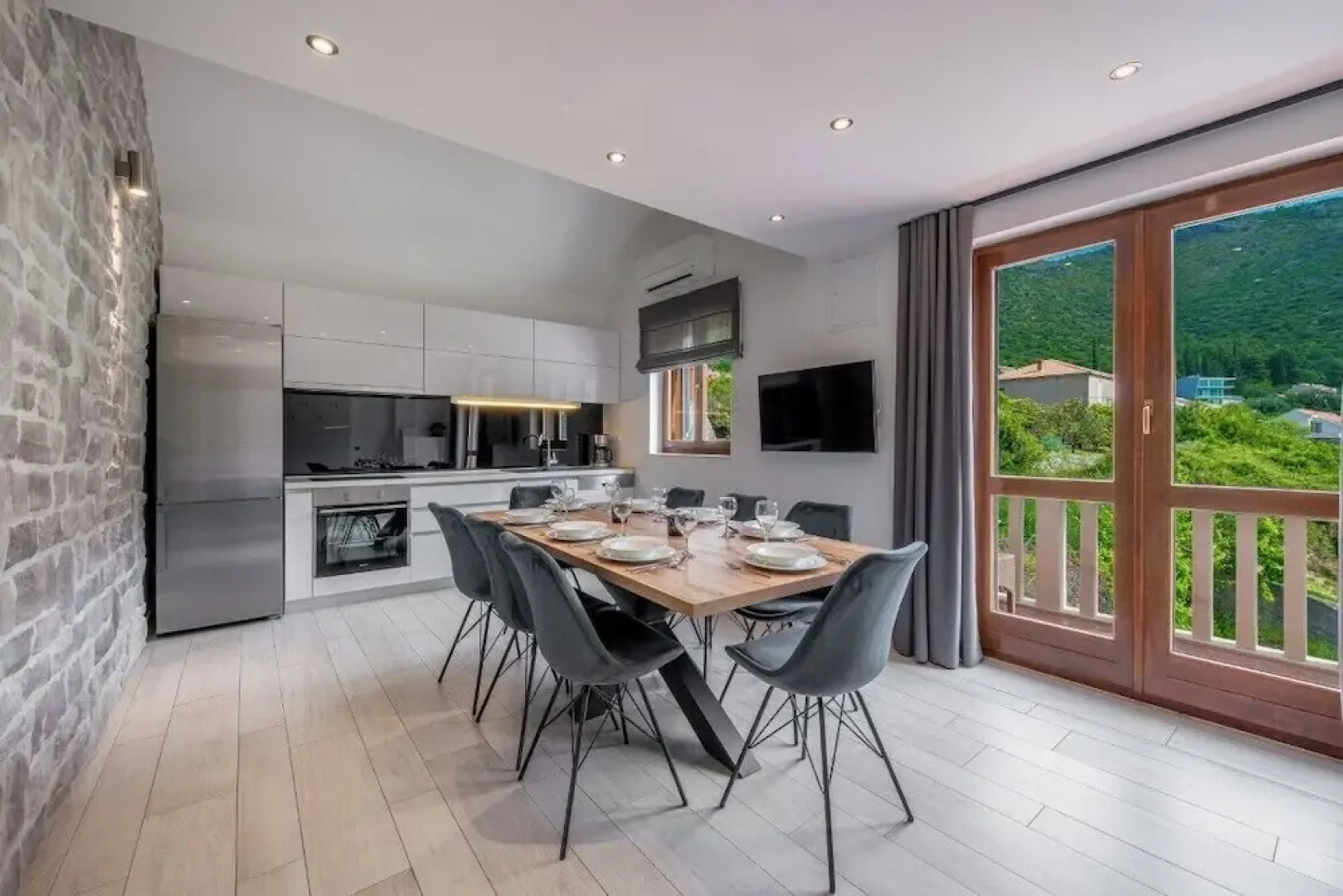 Holiday Home with Private heated Pool, Sea view & Basketball Court