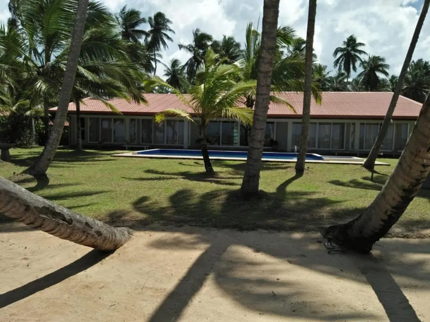 Arhimser Villa-superb 4 bedrooms beachfront bb for 8 plus 2 extra beds in Ranna, Tangalle, airport shuttle, BBQ, meals, fully serviced