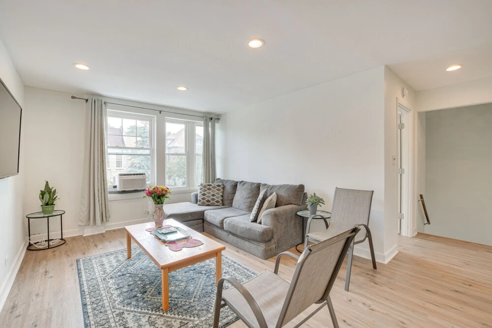 Berwyn Apartment Rental ~ 11 Mi to Chicago!