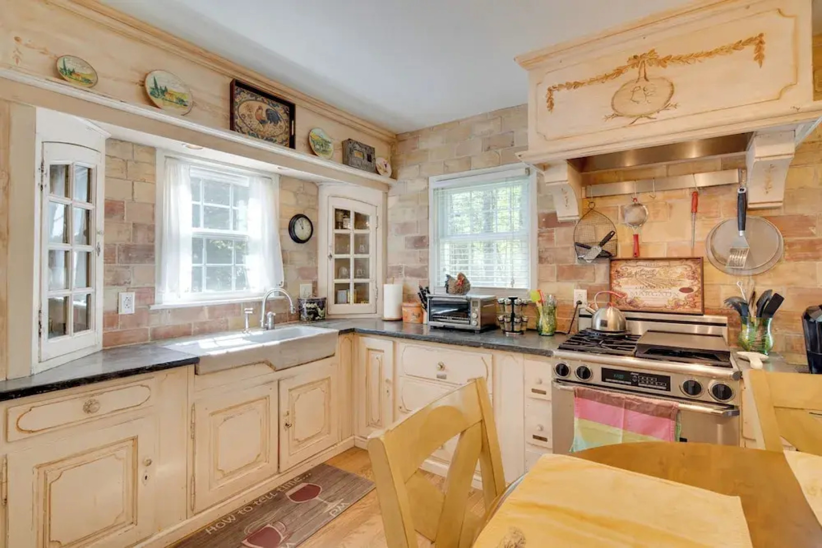 7 Mi to The Biltmore: 'Le Canard' Cottage w/ Porch