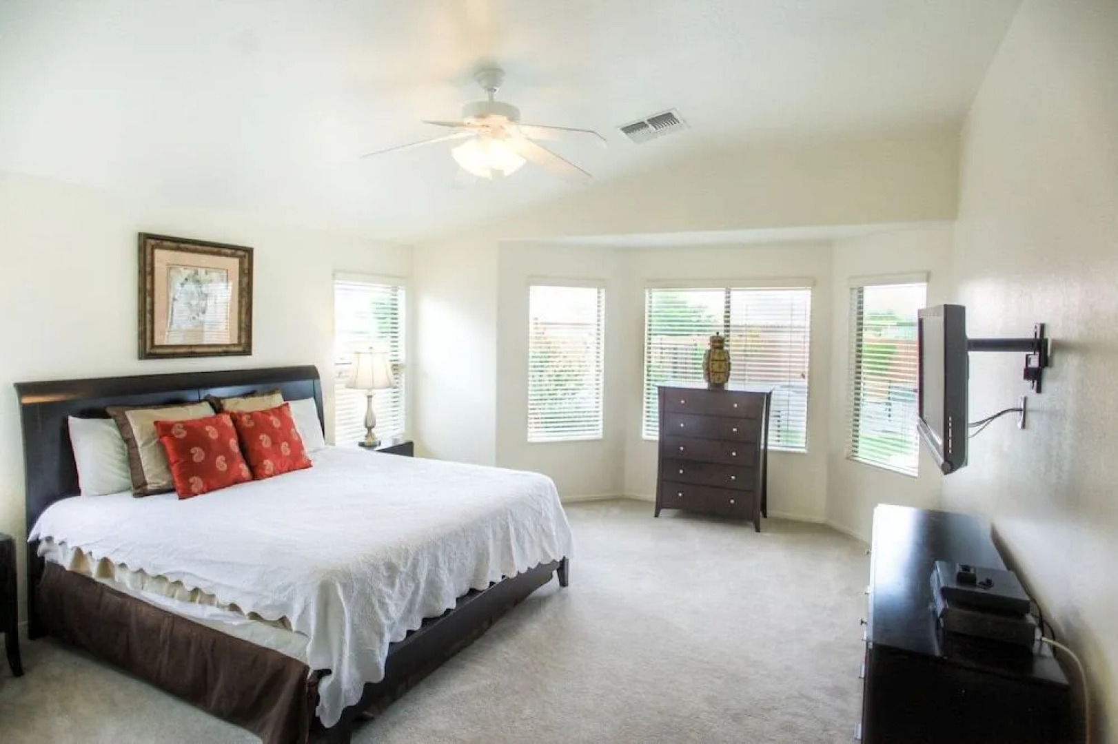 Near Great Shopping & Dining! Pool Table & Games!