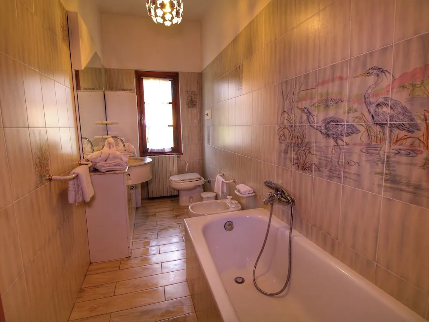 Spacious Villa in Monte San Savino with Swimming Pool