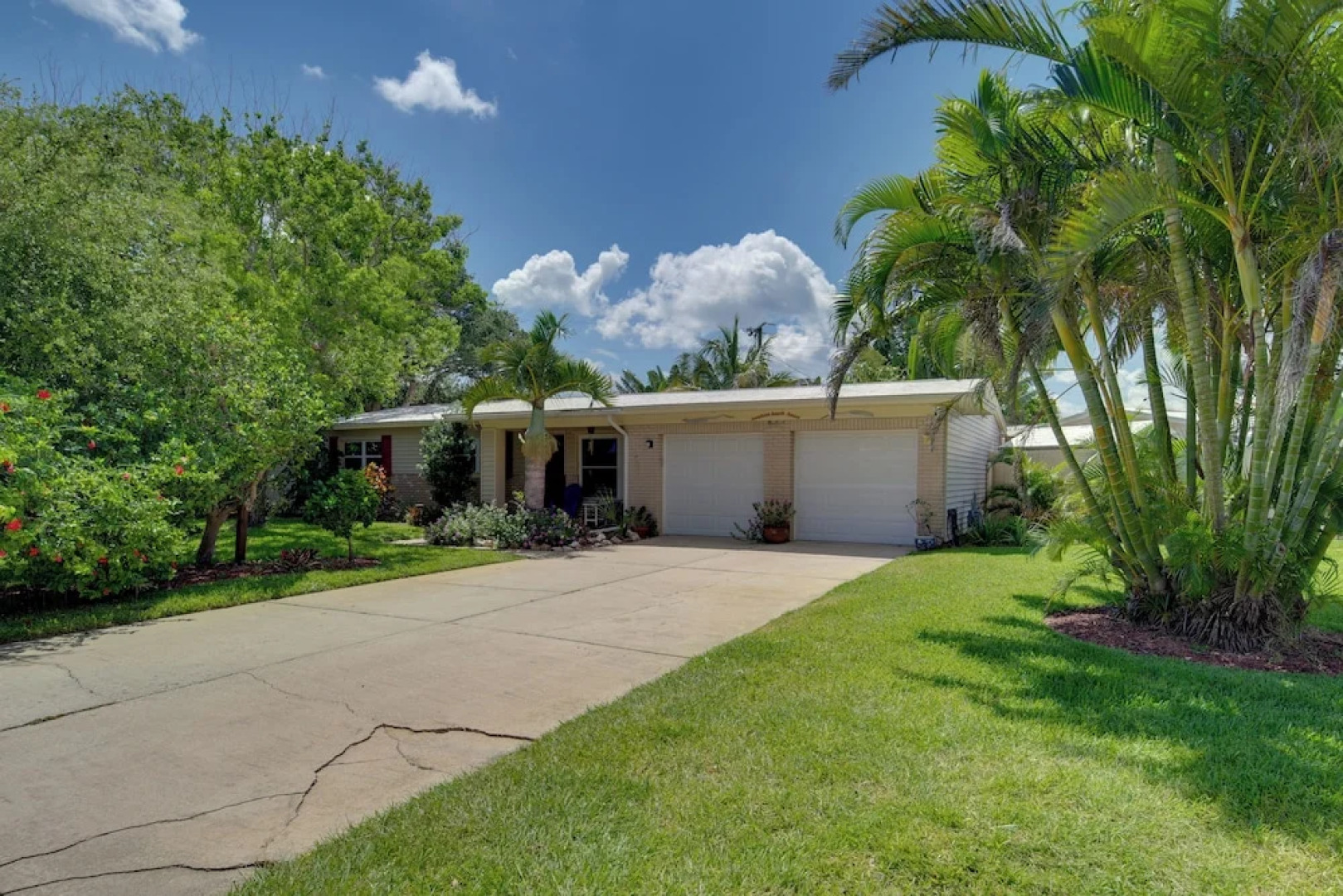 Satellite Beach 'sunshine House' w/ Hot Tub!