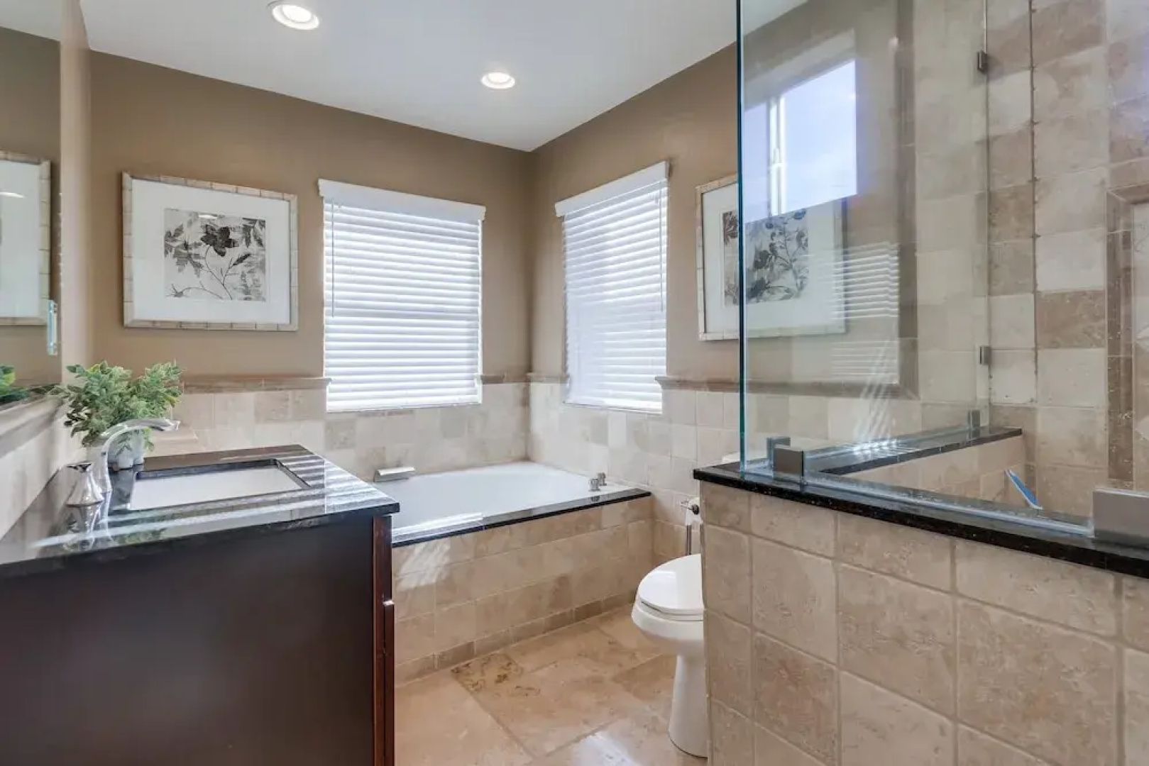 Beautiful Backyard Oasis 5 bedroom 3 Bathroom Home