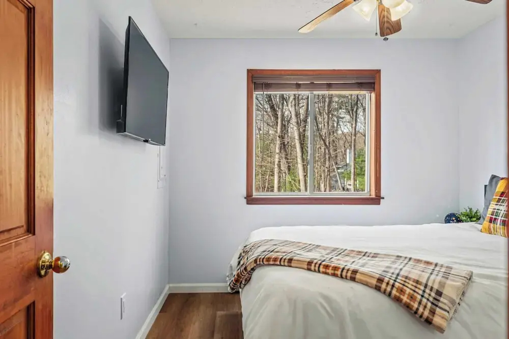 Stylish Renovated Home Open Layout, Coffee Bar + Near Hiking & Waterfalls