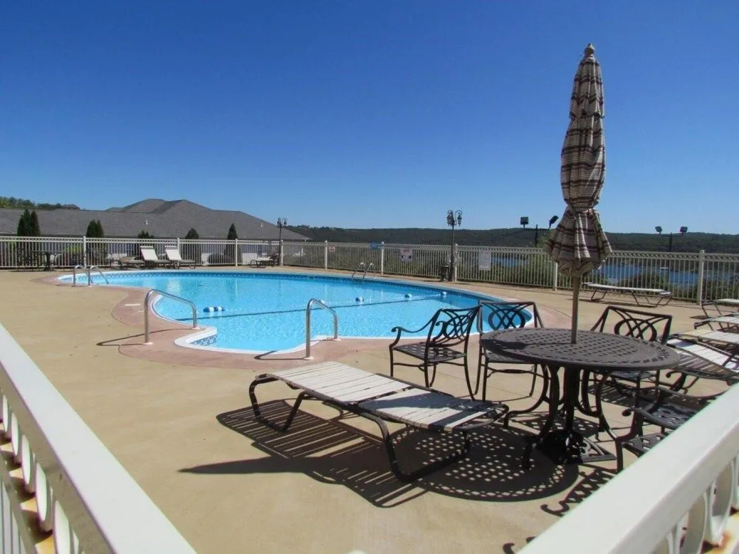 Reflection 2 Bedroom Condo by Redawning