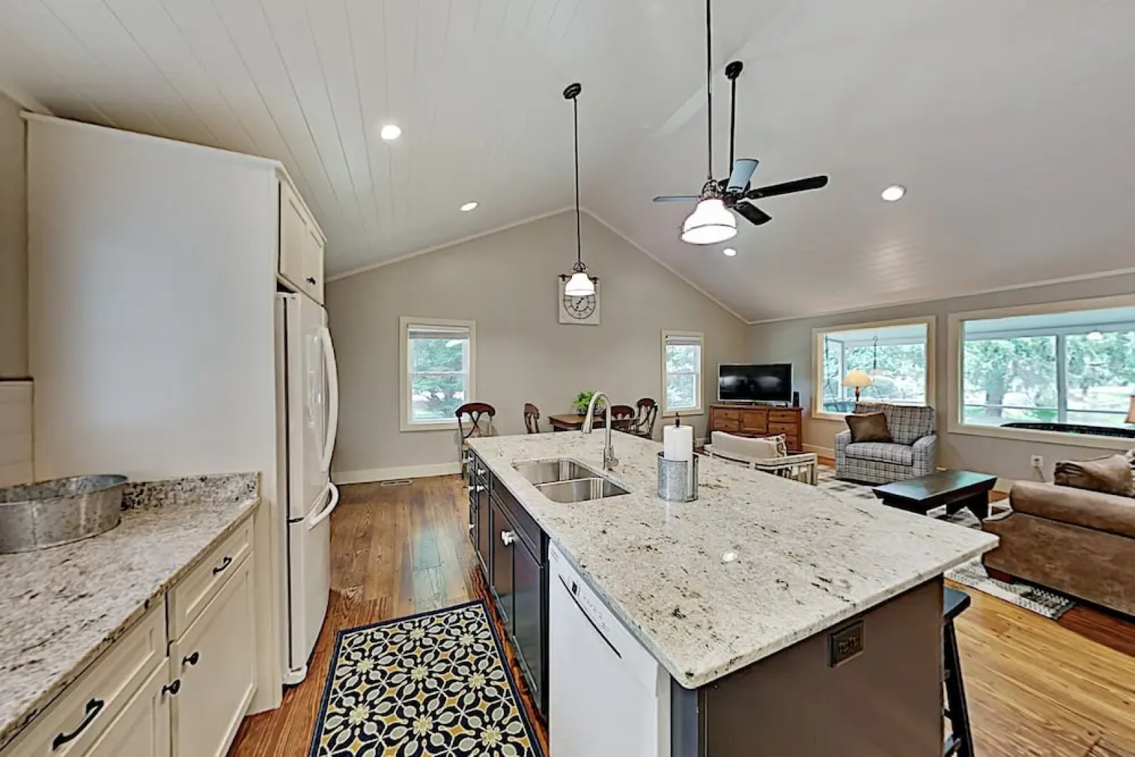 Charming Getaway W/ Luxe Interior & Screened Patio 2 Bedroom Cottage