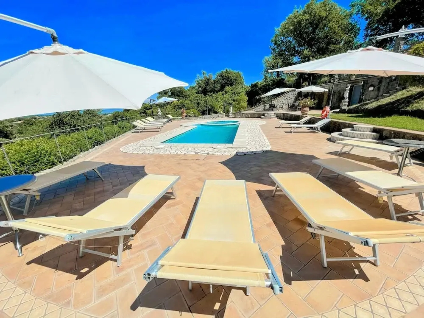 Charming Villa in Umbria - Sleeps 16 - Lake View - Pool, Jacuzzi and Events Room