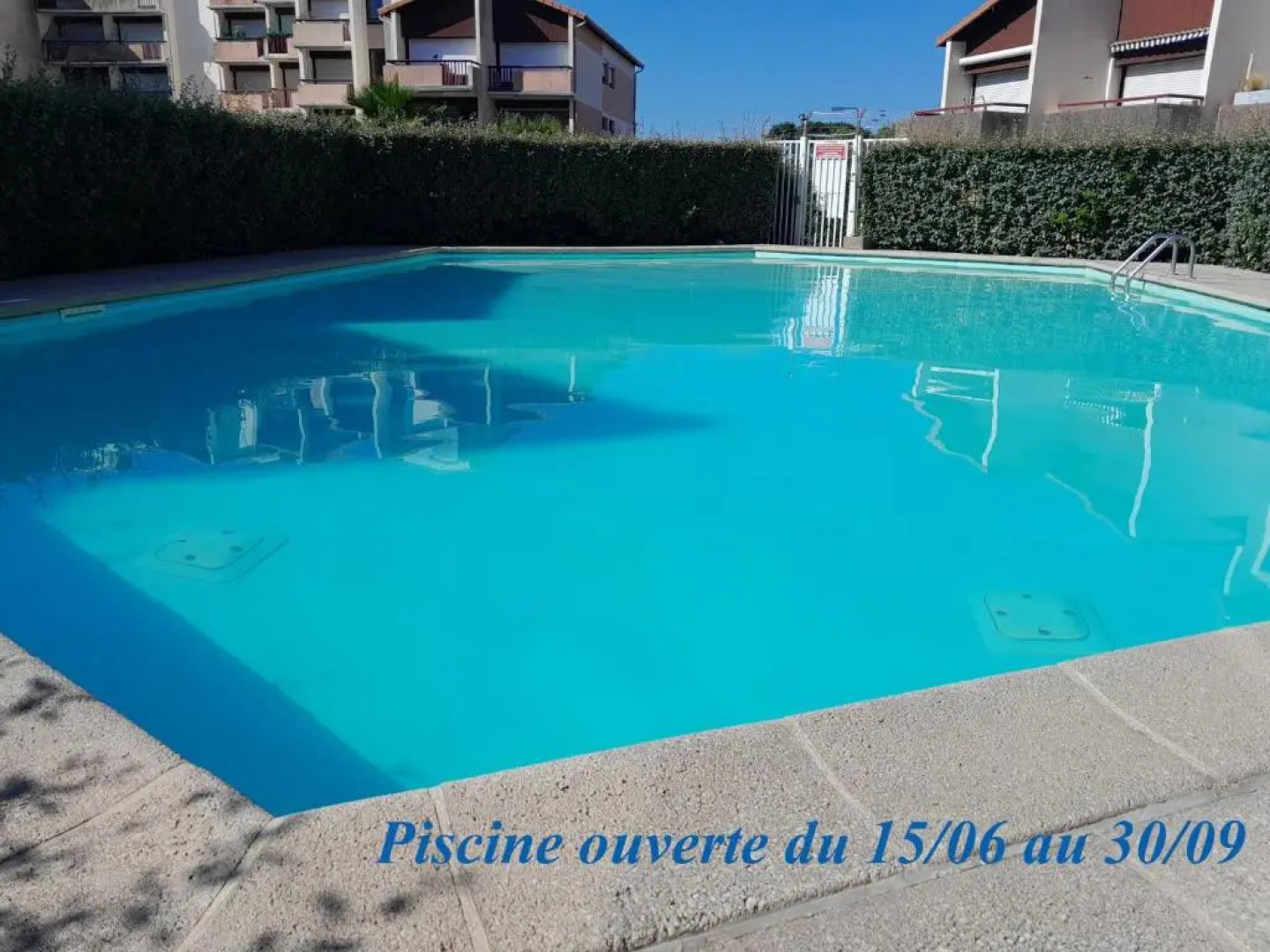 Joli 2 pièces sur le port avec piscine, terrasse, parking