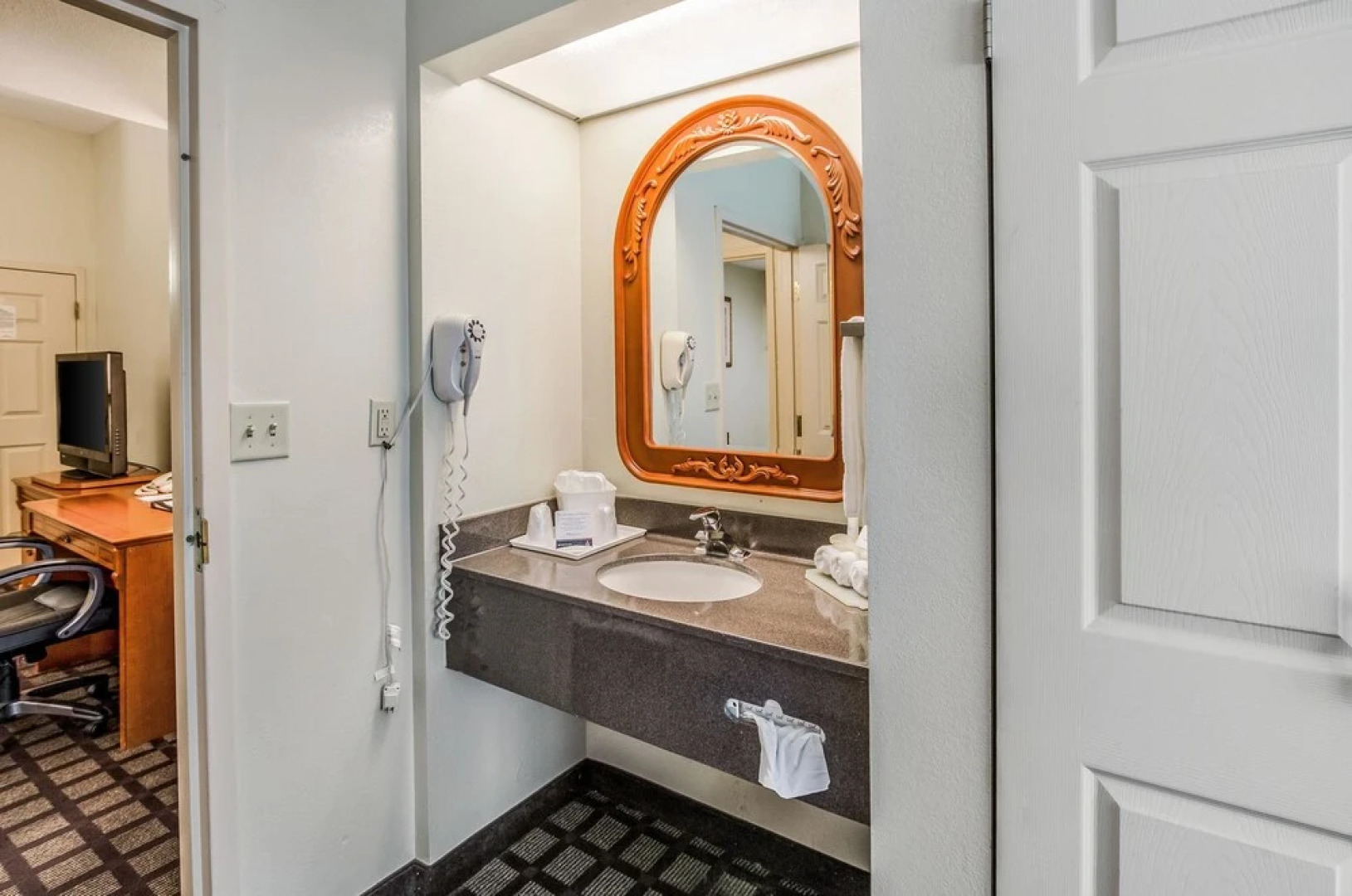 Clarion Suites Conference Center near I-95