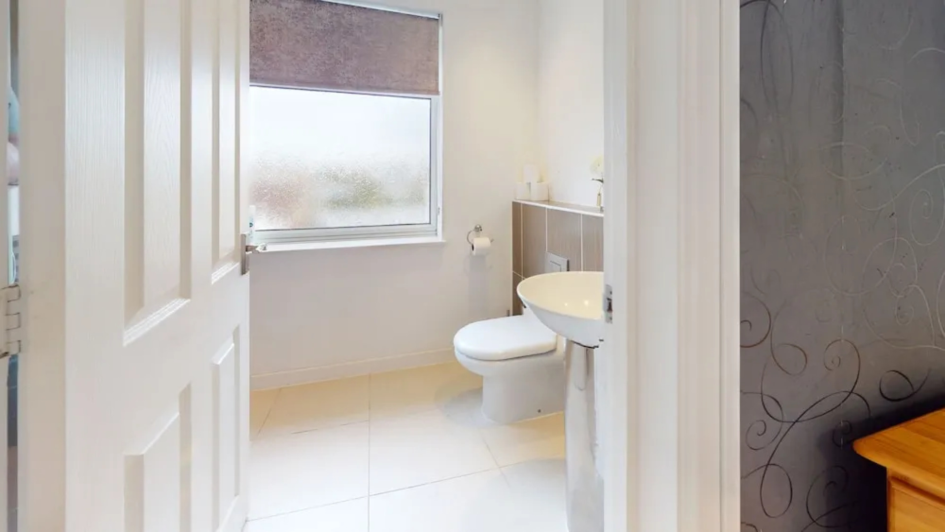 4 Bedroom Home - Sleeps 10 - Free Parking