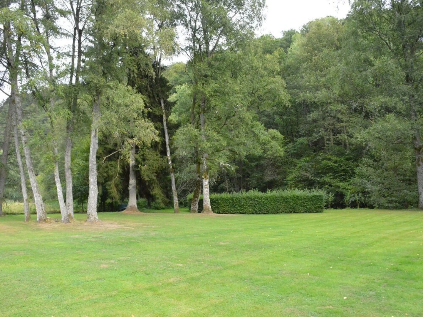 Chalet Renovated with Great Care, Large Garden, Direct Access To the River