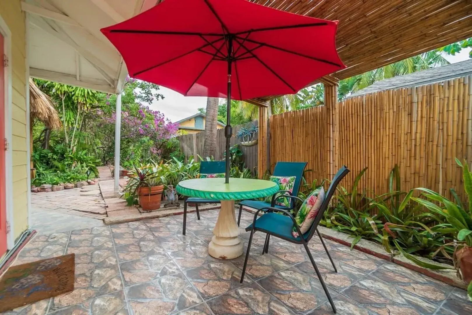 The Secret Garden - The Cottage Near Beach, Shops, Restaurants, Pet Friendly, Close to Lucerne Ave!