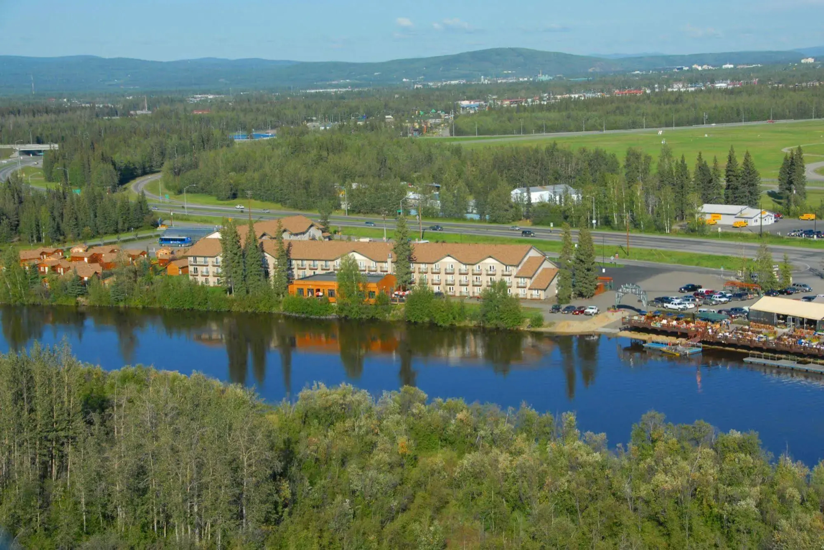 Pike's Waterfront Lodge