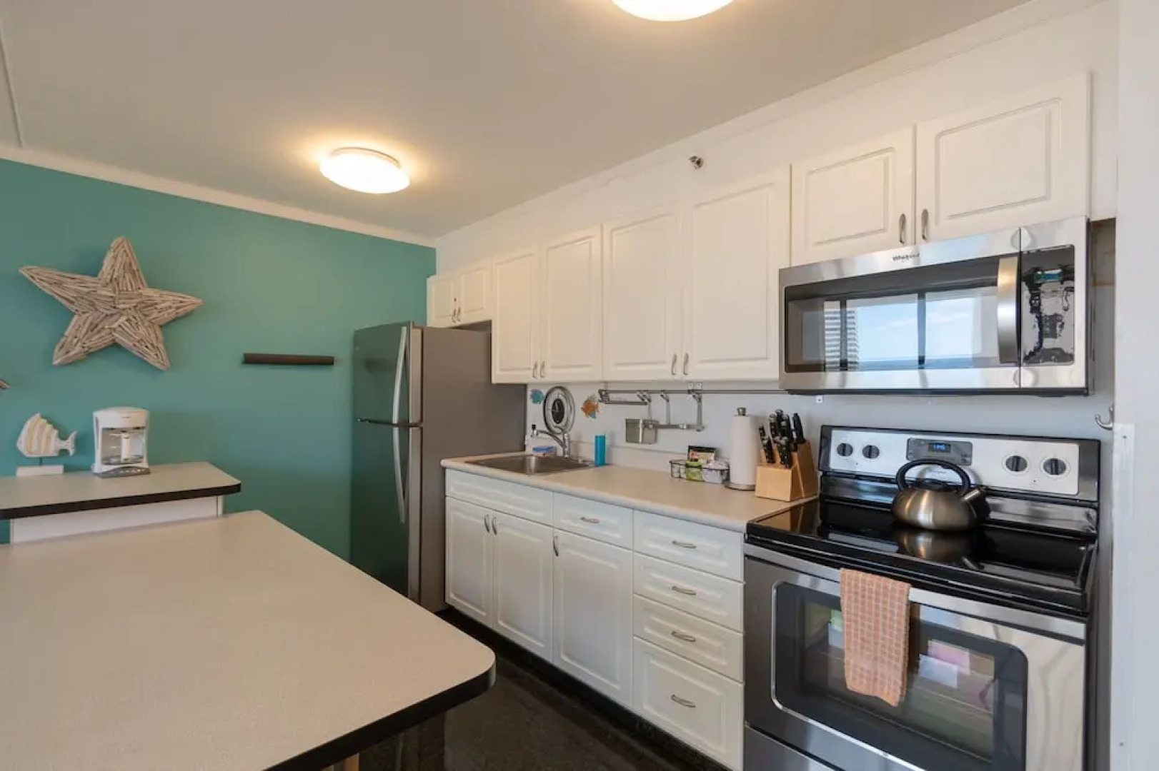 Waikiki Banyan - Partial Ocean View Tower 2 Suite 1204