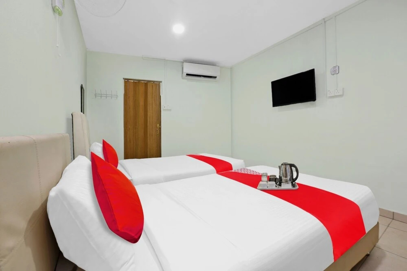 OYO 90873 Travellers Inn