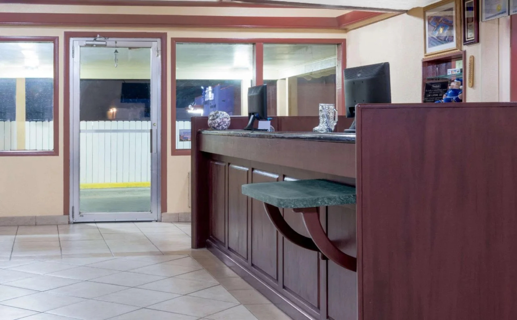 Silver Spur Vintage Inn & Suites