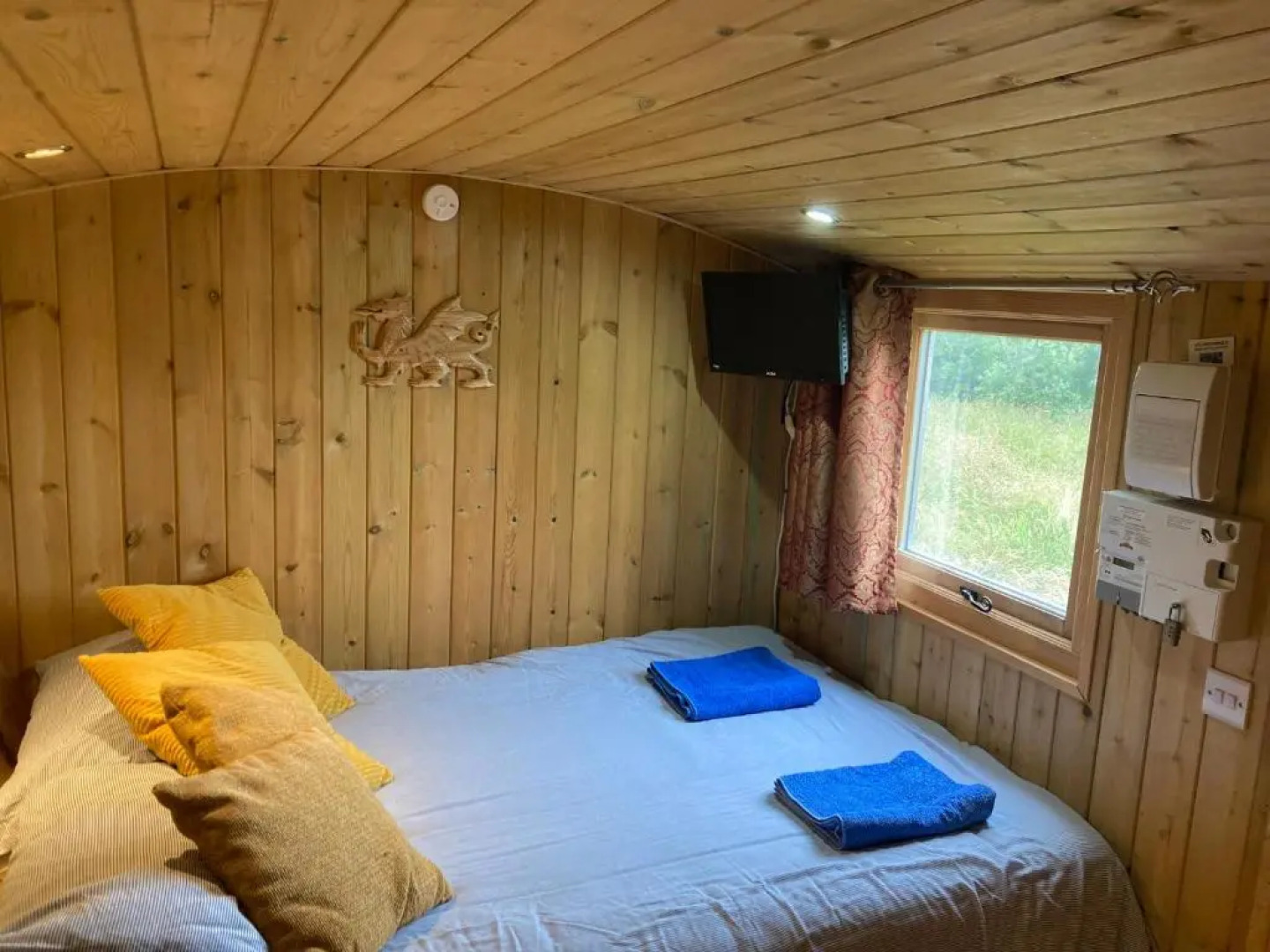 The Shepherd's Hut with seasonal Swimming Pool