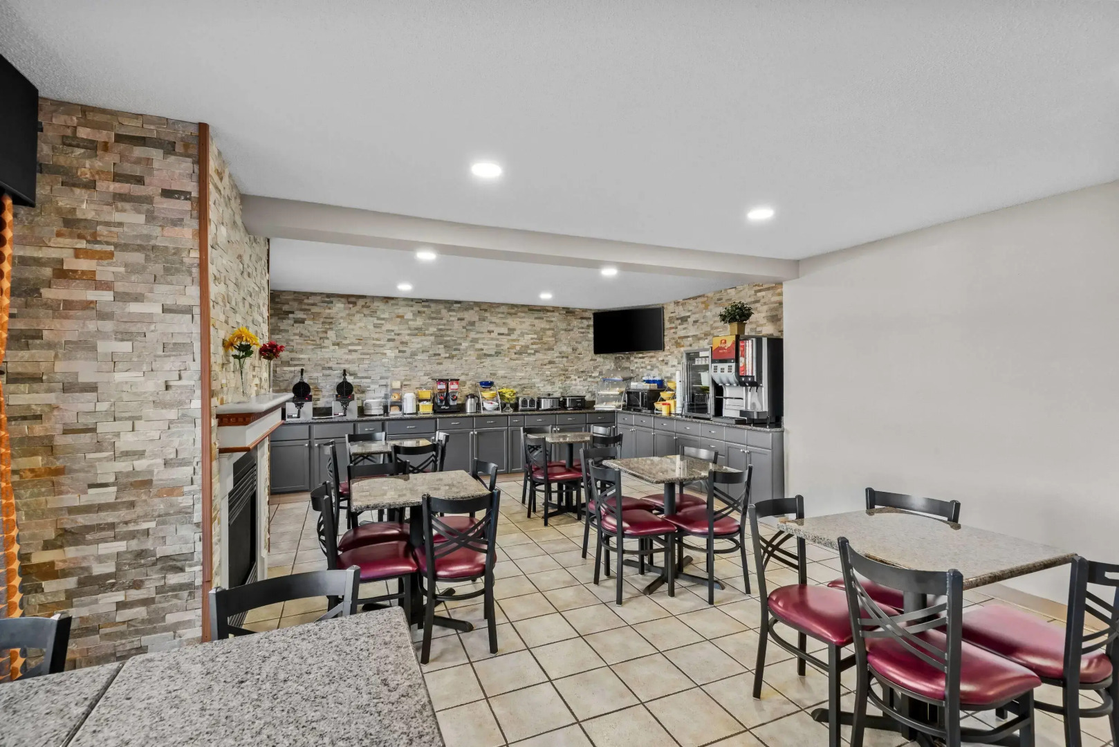 Days Inn & Suites by Wyndham Des Moines Airport