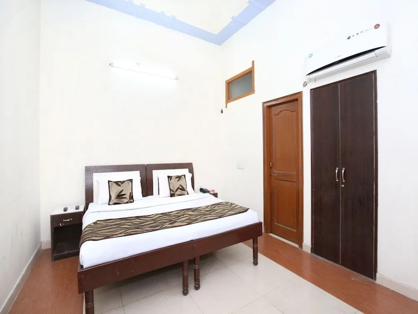 OYO 7609 Hotel Dolphin