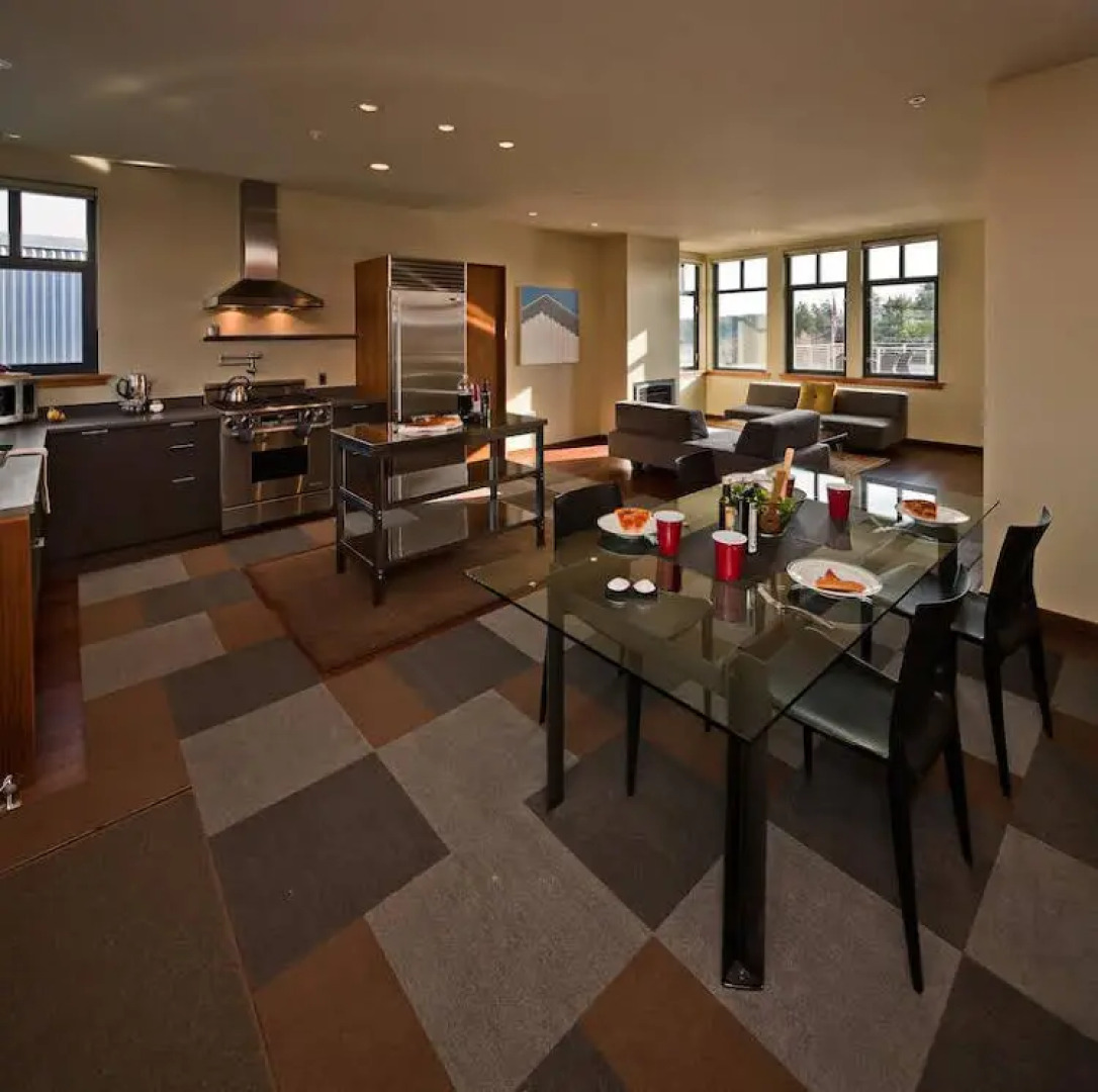 Island Inn at 123 West